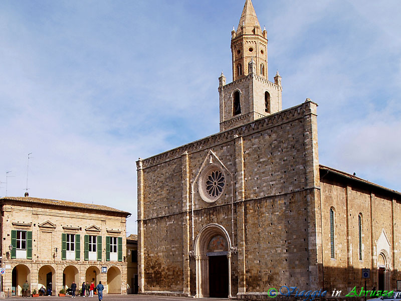 31-P2128257+.jpg - 31-P2128257+.jpg - La maestosa Basilica-Concattedrale "S. Maria Assunta" (XIII sec.), denominata la "Cappella Sistina d'Abruzzo", è Monumento Nazionale dal 1899. Il tempio, uno dei complessi monumentali più interessanti dell'Italia centro-meridionale, è opera di Raimondo di Poggio e Rainaldo d'Atri, che lo edificarono tra il 1252 e il 1305 su una precedente struttura a cinque navate del IX o X secolo. L'ottagono superiore del campanile (55 m., il più alto d'Abruzzo), con bifore e maioliche di Castelli, fu realizzato dal celebre architetto lombardo Antonio da Lodi nel 1502.