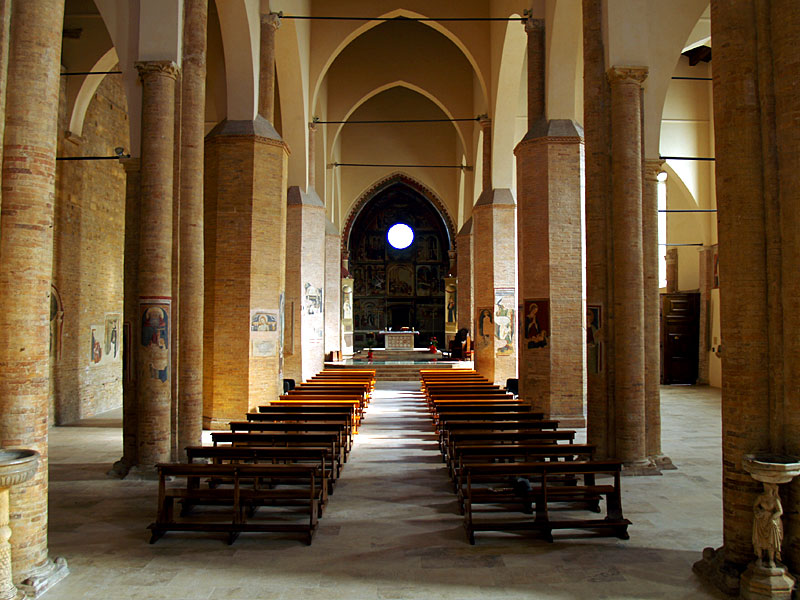 35-P1178079+.jpg - 35-P1178079+.jpg - L'interno, di stile romanico-gotico, della Basilica-Concattedrale "S. Maria Assunta" (XIII sec). La chiesa, recentemente restaurata, ha tre navate, è lunga circa 57 m. e larga quasi 25. E’ stata ammirata da milioni di telespettatori in tutto il mondo nella giornata di Domenica 20 Dicembre 2009, allorquando vi è stata celebrata la S. Messa trasmessa in diretta televisiva da RAI1 alle ore 10:55.