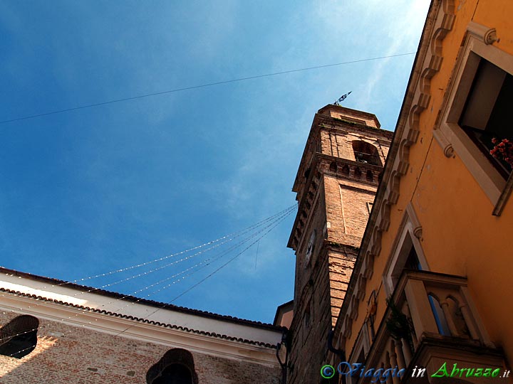 08-P5127124+.jpg - 08-P5127124+.jpg - Il campanile della chiesa di S. Maria.