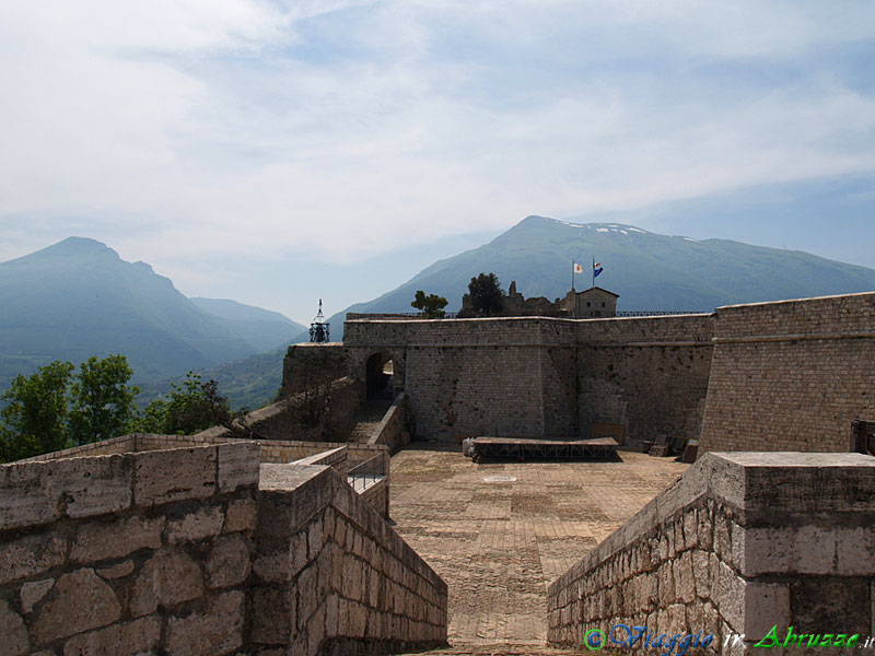 26-P5188520+.jpg - 26-P5188520+.jpg -  La storica fortezza di Civitella del Tronto, che dalla cima dell'altura domina tutto il sottostante borgo, è uno dei fortilizi più imponenti d'Italia (lunghezza superiore a 500 m. e superficie di oltre 25.000 mq.). Era già nota nel medioevo e nel Risorgimento per i memorabili assedi subiti nel 1053, nel 1557, nel 1798 e nel 1806. E' diventata celebre per essere stata, nel 1861, l'ultima roccaforte del regno borbonico ad arrendersi, il 20 Marzo e dopo un assedio durato oltre sei mesi, alla nascente unità d'Italia.