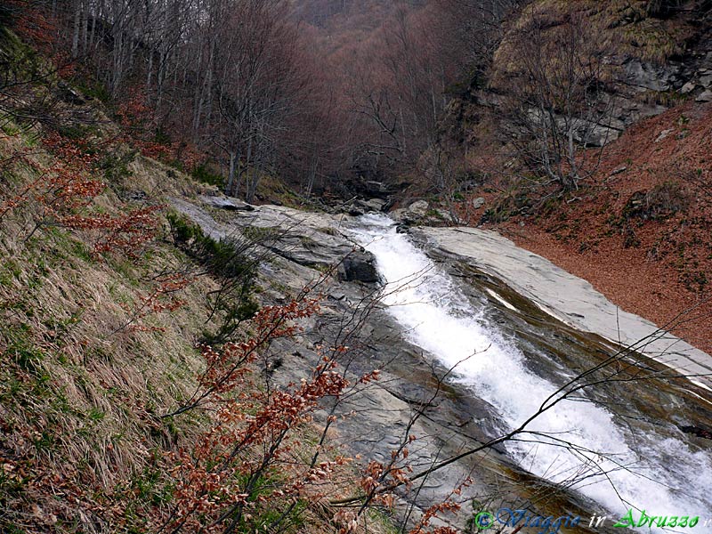 09-P1020284+.jpg - 09-P1020284+.jpg - Cesacastina (1.140 m. slm.), frazione di Crognaleto: la spettacolare “Valle delle 100 Cascate”.