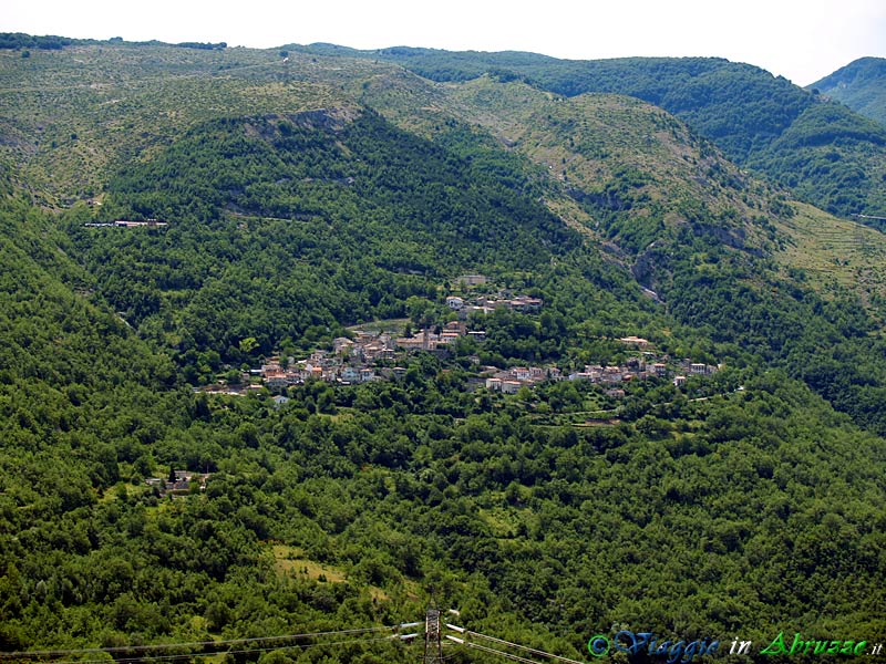 11-P7022145+.jpg - 11-P7022145+.jpg - Il borgo di Cerqueto (755 m. slm), frazione di Fano Adriano. Il borgo è noto per la ultraquarantennale rappresentazione del "Presepe Vivente", una delle più celebri e suggestive manifestazioni natalizie abruzzesi.