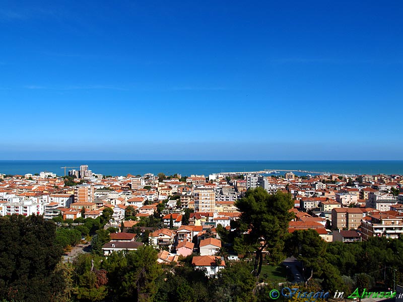 06-PA183441+.jpg - 06-PA183441+.jpg - Panorama della moderna località balneare di Giulianova Lido.