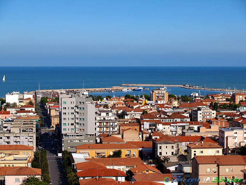 18-PA183566+.jpg - 18-PA183566+.jpg - Panorama della moderna località balneare di Giulianova Lido.