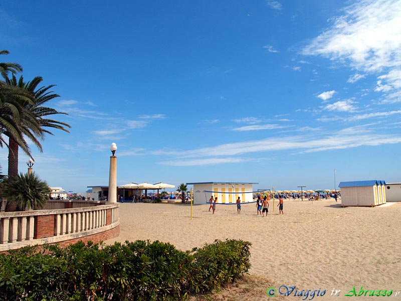 21-P8086863+.jpg - 21-P8086863+.jpg - L'ampia spiaggia di sabbia dorata di Giulianova Lido.