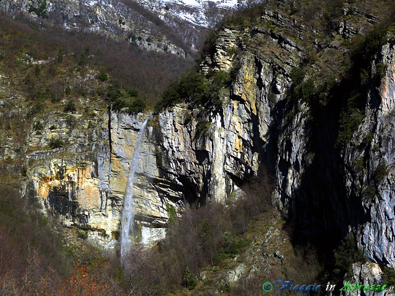 14-P1100736+.jpg - 14-P1100736+.jpg - La spettacolare cascata di Santa Colomba, detta anche del "Pisciarellone". La cascata, visibile dall'Autostrada A24 Teramo-Roma, si trova a poche centinaia di metri dall'imbocco del traforo del Gran Sasso ed è alta circa 130 m.