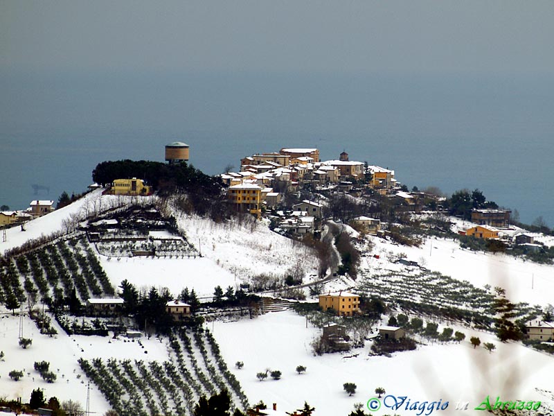 33-PC170738+.jpg - 33-PC170738+.jpg - La suggestiva frazione di Mutignano (321 m-. slm., ex sede municipale), antico borgo di origine medievale situato su una panoramica collina alle spalle di Pineto.