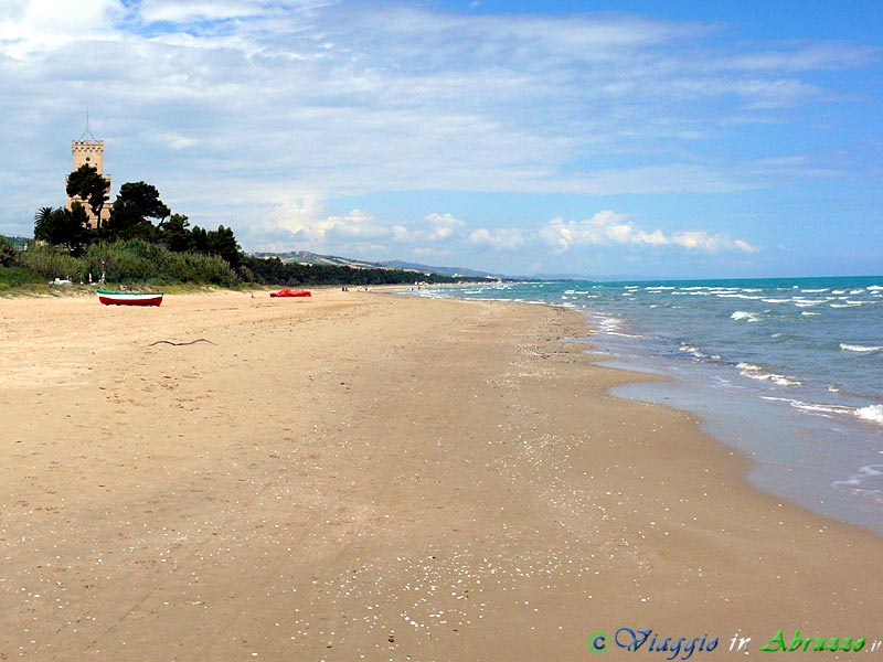 04-P1030281+.jpg - 04-P1030281+.jpg -  L'ampia spiaggia sabbiosa che caratterizza il litorale delle due città costiere di Silvi e Pineto. Su questo tratto di costa, di straordinario interesse naturalistico - vi nidifica anche il "fratino" (Charadrius alexandrinus), piccolo e raro uccello migratore proveniente dall'Africa -, sarà tra breve istituito il quarto Parco Nazionale Abruzzese, con il nome di "Parco Marino Torre del Cerrano".