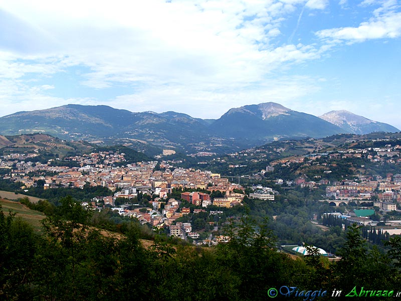 01-P8177799+.jpg - 01-P8177799+.jpg - Panorama della città di Teramo.