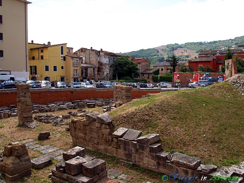 25-P8177876+jpg.jpg - 25-P8177876+jpg.jpg - I resti del teatro romano (I sec. a. C.).