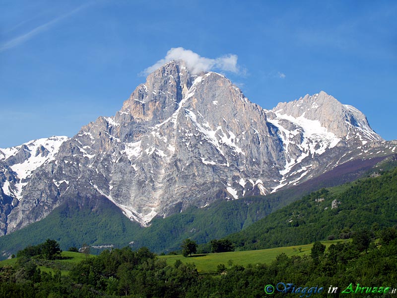 01-P5114364+.jpg - 01-P5114364+.jpg - Il "Corno Grande" (2.912 m.), la vetta più alta della catena appenninica, è situato nel territorio di Isola del Gran Sasso.   Nelle viscere della montagna scorre il "Traforo del Gran Sasso", una delle gallerie più lunghe d'Europa (10.176 m.). Il tunnel è anche la via d'accesso ai "Laboratori Nazionali del Gran Sasso", i più grandi laboratori sotterranei del mondo, situati 1.400 m. sotto la cima della montagna.